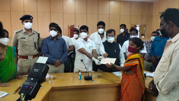 Ramanagara: Distribution Of Relief Checks For Dead Families Of The Manhole Disaster Ramanagara: Distribution Of Relief Checks For Dead Families Of The Manhole Disaster
