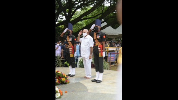 Chief Minister Yediyurappa pays homage to Kargil martyrs by participating in Vijaya Diwas Chief Minister Yediyurappa pays homage to Kargil martyrs by participating in Vijaya Diwas