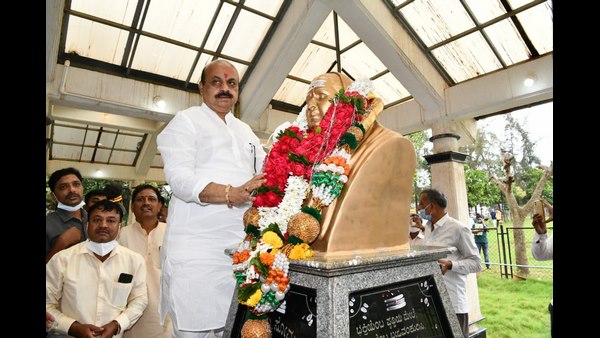 CM Basavaraja Bommai paid homage to his father-mother grave CM Basavaraja Bommai paid homage to his father-mother grave