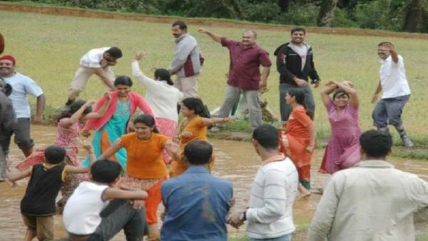 ಸಾಮೂಹಿಕ ನಾಟಿ, ಊಟ, ಆಟ