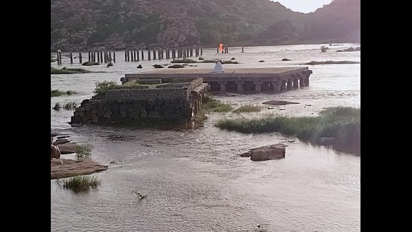 Raichur: Mantralayam is flooded with heavy rains and flushing water from Tungabhadra River Raichur: Mantralayam is flooded with heavy rains and flushing water from Tungabhadra River