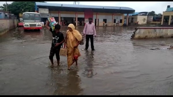 Heavy Rain Lashed In Vijayanagara District: Overflowing Of Ditches Heavy Rain Lashed In Vijayanagara District: Overflowing Of Ditches