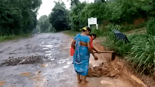 Mangaluru: Mother And Daughter Who Repaired The Road In Periyadka Mangaluru: Mother And Daughter Who Repaired The Road In Periyadka