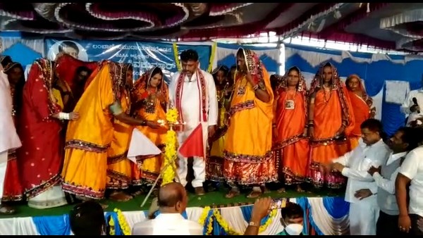Shivamogga: KPCC President DK Shivakumar Talks With Lambani Community In Shikaripura Shivamogga: KPCC President DK Shivakumar Talks With Lambani Community In Shikaripura