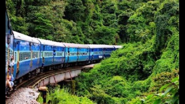 ವಿಸ್ಟಾಡೋಮ್ ಕೋಚ್ನಲ್ಲಿ ನಿಸರ್ಗ ವೀಕ್ಷಣೆ