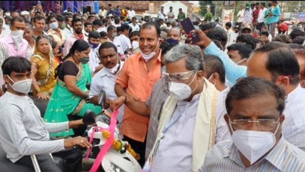 ಸಿದ್ದರಾಮಯ್ಯನವರ ನಿವಾಸಕ್ಕೆ ಬಂದು ಬಾದಾಮಿಯಿಂದಲೇ ಸ್ಪರ್ಧಿಸಬೇಕೆಂದು ಒತ್ತಾಯ