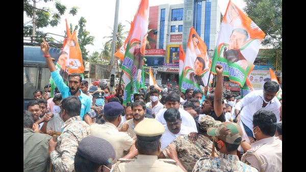 Shivamogga: Youth Congress Protest Infront Of MP BY Raghavendra House For Petrol Price Hike Shivamogga: Youth Congress Protest Infront Of MP BY Raghavendra House For Petrol Price Hike