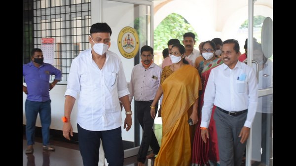 ಯುವತಿ ಮನೆಯವರು ದೂರು ನಕೊಡಬೇಕಾಗಿತ್ತು!