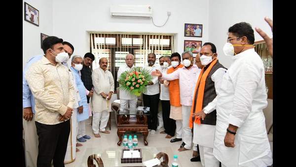 ಒಂದೂವರೆ ಗಂಟೆ ನಡೆದ ಪ್ರಮಾಣ ವಚನ ಕಾರ್ಯಕ್ರಮ
