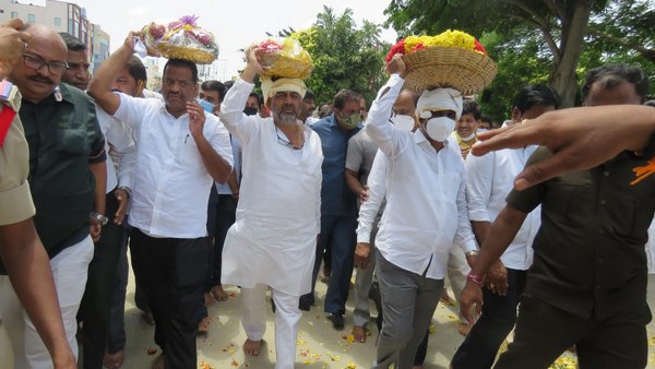 ಕಾಣಿಪಾಕಂನ ವರಸಿದ್ಧಿ ವಿನಾಯಕನಿಗೆ ಮೊರೆ ಹೋದ ಡಿಕೆಶಿ