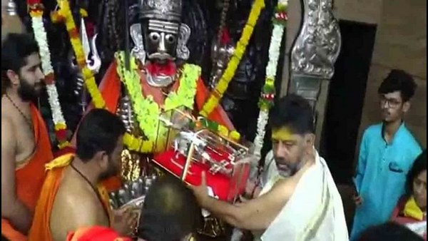 ಡಿಕೆಶಿಗೆ ಹೆಲಿಕಾಪ್ಟರ್ ಕ್ಷೇತ್ರದ ಮೇಲಿಂದ ಹಾರಿತು, ಬೆಳ್ಳಿಯ ವಿಮಾನ ಕೊಡಬೇಕು ಎಂದು ಹೇಳಿದ್ದರು