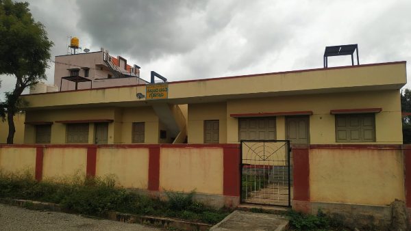 ಸಿಬ್ಬಂದಿ ಬೇರೆ ಮನೆಯಲ್ಲಿದ್ದಾರೆ