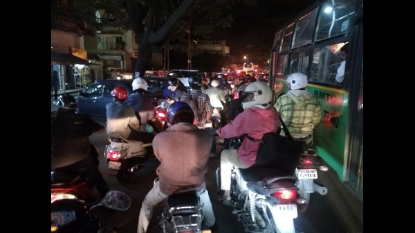 ಫ್ಲೈಓವರ್ನಲ್ಲಿ 16 ಪಿಲ್ಲರ್ಗಳ ಅಳವಡಿಕೆ