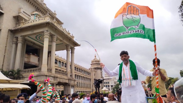 ತಾವೇ ಎತ್ತಿನ ಗಾಡಿ ನಡೆಸಿದ ಡಿಕೆಶಿ!