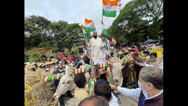 ಎತ್ತಿನಗಾಡಿಯಲ್ಲಿ ಅಧಿವೇಶನಕ್ಕೆ ಬರುವ ಮೂಲಕ ಬಿಸಿ ಮುಟ್ಟಿಸಿದ ಕಾಂಗ್ರೆಸ್ ಮುಖಂಡರು