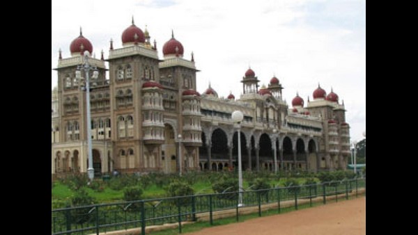 Mysuru: Chamumdeshwari Temple Revenue Collection Drops Due To Weekend Curfew Mysuru: Chamumdeshwari Temple Revenue Collection Drops Due To Weekend Curfew
