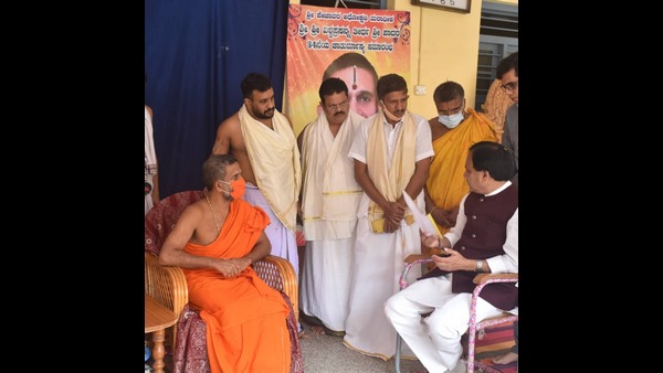 ಮಂತ್ರಿಗಳನ್ನು ವಿದ್ಯಾಪೀಠದ ಪ್ರಮುಖರ ಸಹಿತ ಪೂರ್ಣಕುಂಭದೊಂದಿಗೆ ಸ್ವಾಗತಿಸಲಾಯಿತು