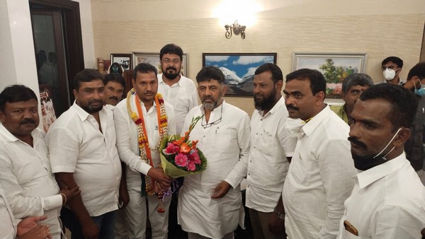 Chitradurga: JJ Hatti Thippeswamy Joined Congress Party Again Chitradurga: JJ Hatti Thippeswamy Joined Congress Party Again