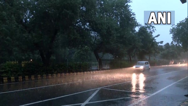 Delhi Wakes Up To Heavy Rainfall, Waterlogging In Several Areas Delhi Wakes Up To Heavy Rainfall, Waterlogging In Several Areas