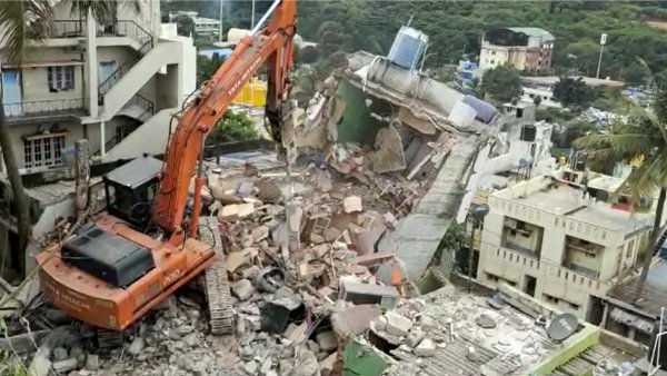 Bengaluru: BBMP demolished 3 Storied Building That Was On The Verge Of Collapse In Kamala Nagar Bengaluru: BBMP demolished 3 Storied Building That Was On The Verge Of Collapse In Kamala Nagar