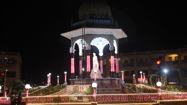 ಹಲವಾರು ವಿಶೇಷತೆಗಳು