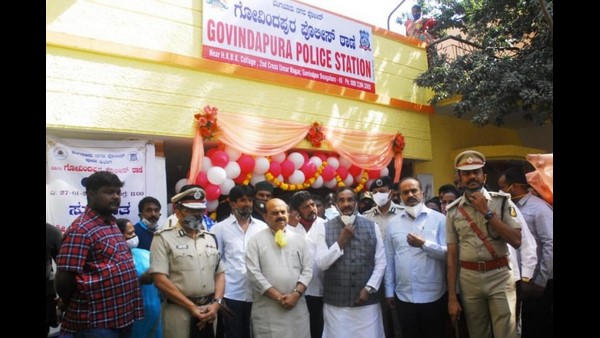 ನಮ್ಮ ಬಳಿ ಐನೂರು ಮತ್ತು ಸಾವಿರ ರೂಪಾಯಿಯ ಅಸಲಿ ನೋಟುಗಳಿವೆ