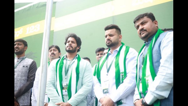 ಖುದ್ದು ತಾತನೇ ಕುಳಿತು ಪಟ್ಟುಗಳನ್ನು ಕಲಿಸುತ್ತಿರುವುದು