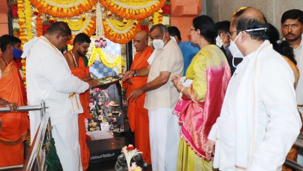 ಕೋವಿಡ್ ಲಸಿಕೆ ಪಡೆದಿರಬೇಕು