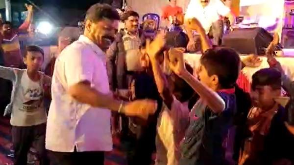 Davanagere: Honnali MLA MP Renukacharya Enjoying In The Name Of Grama Vasthvya By Flouting Covid Rules Davanagere: Honnali MLA MP Renukacharya Enjoying In The Name Of Grama Vasthvya By Flouting Covid Rules