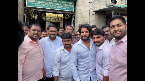 ಸ್ನೇಹಿತರ ಜೊತೆಗೆ ಮೈಸೂರು ಚಾಮುಂಡೇಶ್ವರಿ ದೇವಾಲಯಕ್ಕೆ ನಿಖಿಲ್ ಭೇಟಿ