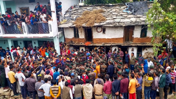 Workers From Other States Line Up To Leave Jammu And Kashmir Workers From Other States Line Up To Leave Jammu And Kashmir