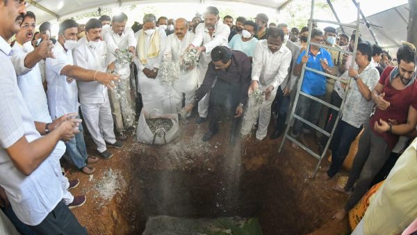 ಈಡಿಗ ಸಂಪ್ರದಾಯದಂತೆ ಅಂತ್ಯಕ್ರಿಯೆ