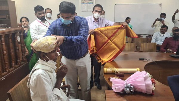 Mangaluru; Fans Throng To Facilitate Harekala Hajabba At Airport After He Received Padma Shri Award Mangaluru; Fans Throng To Facilitate Harekala Hajabba At Airport After He Received Padma Shri Award