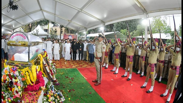 ಅಂತಿಮ ಸಂಸ್ಕಾರ ಮುಗಿಯುವವರೆಗೆ ಬಹುತೇಕ ಸ್ಥಳದಲ್ಲೇ ಇದ್ದ ಸಿಎಂ ಬೊಮ್ಮಾಯಿ