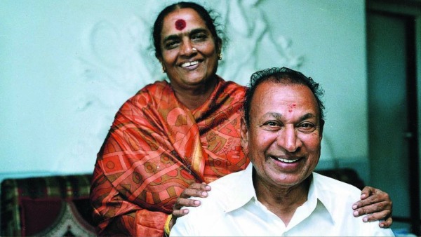 ಪೂಜೆ ಮಾಡಿದಾಗ ಅಕ್ಕವರು (ಪಾರ್ವತಮ್ಮ) ಮತ್ತು ಅಣ್ಣಾವ್ರು (ಡಾ.ರಾಜ್) ಇದ್ದರು