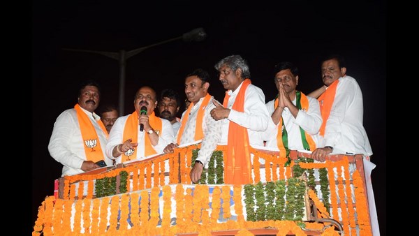 ಸಚಿವರಾದ ಡಾ.ಸುಧಾಕರ್ ಮತ್ತು ಮುನಿರತ್ನ, ಇವರಿಬ್ಬರೂ ವಲಸೆ ಸಚಿವರು