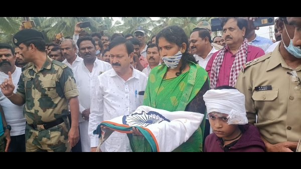 Thousands Attend Last Rites Of BSF Soldier In Kadur Thousands Attend Last Rites Of BSF Soldier In Kadur