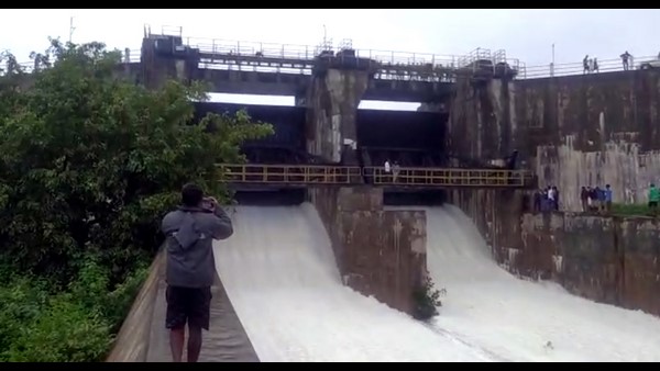 ಮನೆ- ಗುಡ್ಡ ಕುಸಿತ, ಸೇತುವೆ ಮೇಲೆ ನೀರು