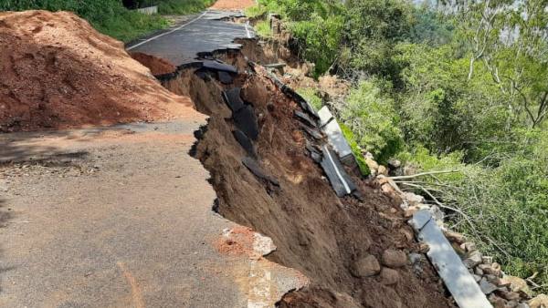 Mysuru: A Third Time Landslide In The Chamundi Hills Within 15 Days Mysuru: A Third Time Landslide In The Chamundi Hills Within 15 Days