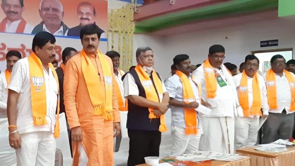 ವೇದಿಕೆಯಲ್ಲೇ ಯೋಗೀಶ್ವರ್ ಅಸಮಾಧಾನ