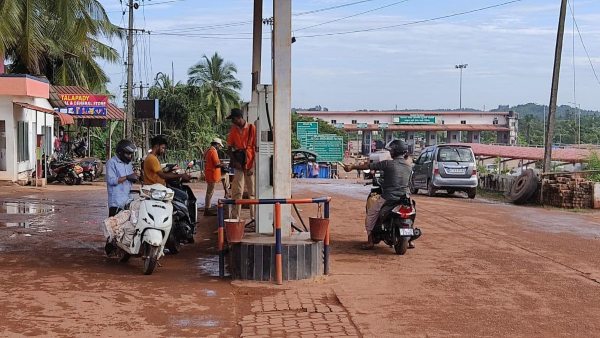 Kerala People Come To Karnataka For Petrol Kerala People Come To Karnataka For Petrol
