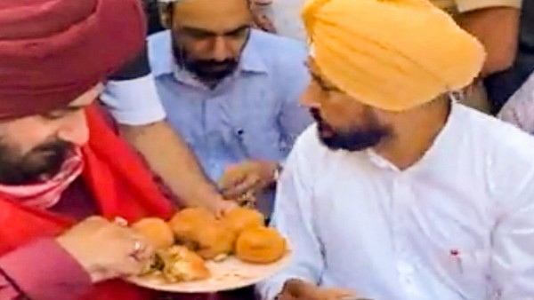 ನಿಂತಲ್ಲಿ ನಿಲ್ಲದ ಸಿಧು, ಒಮ್ಮೆ ಪಕ್ಷದ ಪರ, ಒಮ್ಮೆ ವಿರೋಧ