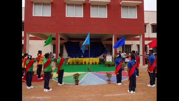 ಅರ್ಧದಷ್ಟು ವಿದ್ಯಾರ್ಥಿಗಳು ಶಾಲೆಗೆ