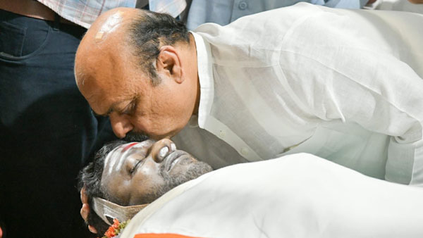 ರಾಘವೇಂದ್ರಸ್ವಾಮಿಗಳ ಫೋಟೋದ ಜೊತೆ ವೀಣೆ ಮತ್ತು ಇತರ ಪ್ರಭಾವಳಿ