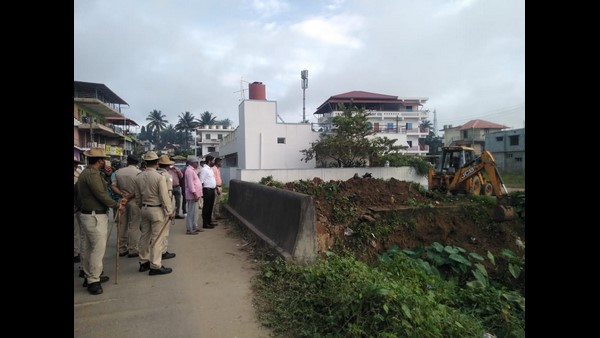 ಮಳೆಗಾಲದಲ್ಲಿ ಸಂಕಷ್ಟ ಅನುಭವಿಸುತ್ತಿದ್ದ ಜನರು