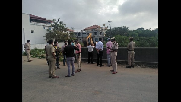 ನೆಮ್ಮದಿಯುಸಿರುವ ಬಿಟ್ಟಿರುವ ಪಟ್ಟಣದ ಜನ