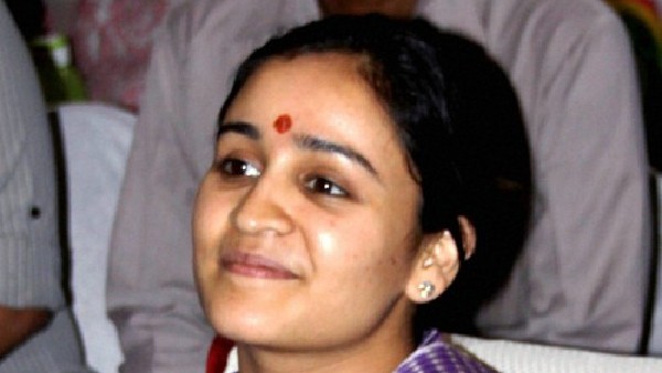 ಗಾಯನದಲ್ಲಿ ಪದವಿ ಪಡೆದಿರುವ ಅಪರ್ಣಾ