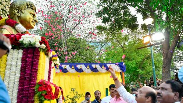 ನಮ್ಮ ನಡುವೆಯೇ ಇದ್ದಾರೆ