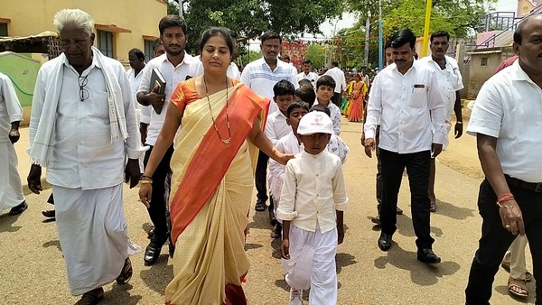 Chitradurga students come to schools in bullock carts Chitradurga students come to schools in bullock carts