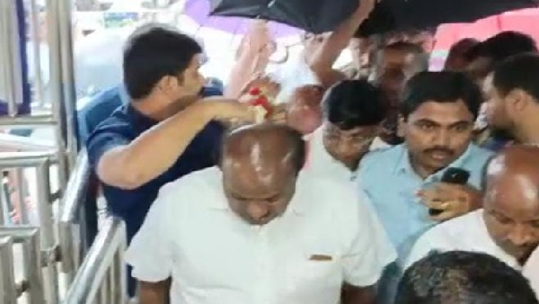 Kumaraswamy worshiped Chamundeshwari for the success of Janata Jaladhare Kumaraswamy worshiped Chamundeshwari for the success of Janata Jaladhare